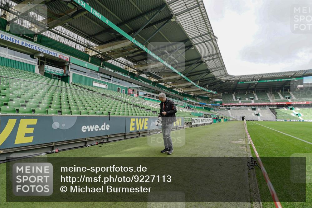 05.10.2025 - 20. swb-Marathon Bremen Michael Burmester http://msf.ph/oto/9227113 05.10.2025 11:38:39 Laufen im Stadion  meine-sportfotos.de