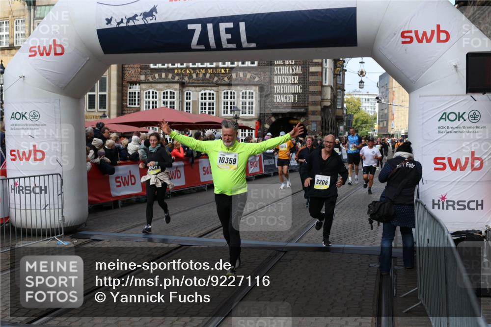 05.10.2025 - 20. swb-Marathon Bremen Yannick Fuchs http://msf.ph/oto/9227116 05.10.2025 11:01:08 Ziel 9208, 9305, 9600, 9954, 10228, 10258, 10359, 11053 meine-sportfotos.de
