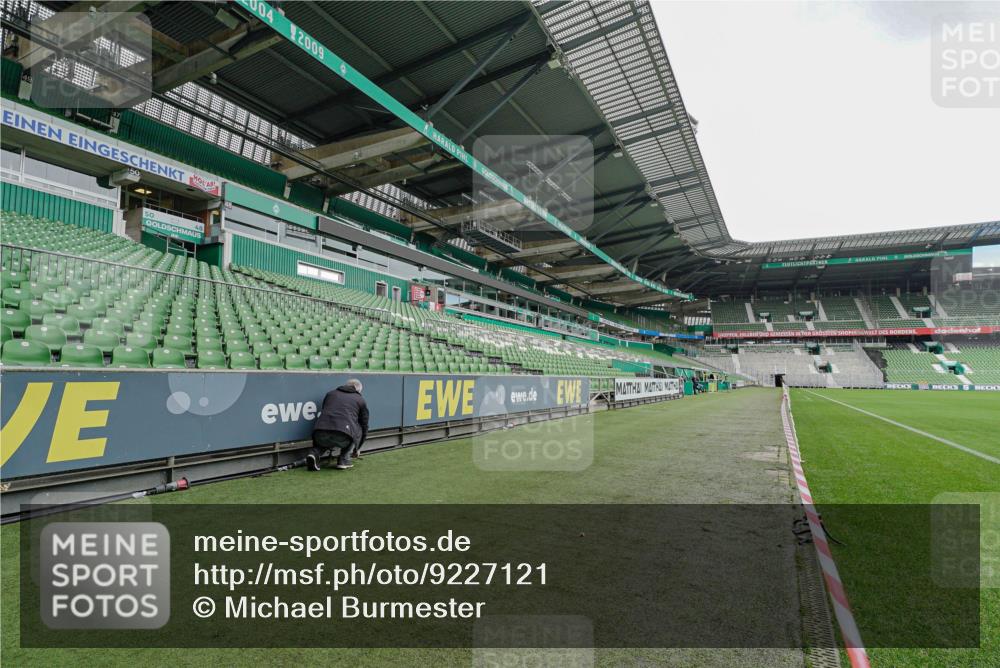 05.10.2025 - 20. swb-Marathon Bremen Michael Burmester http://msf.ph/oto/9227121 05.10.2025 11:49:05 Laufen im Stadion  meine-sportfotos.de