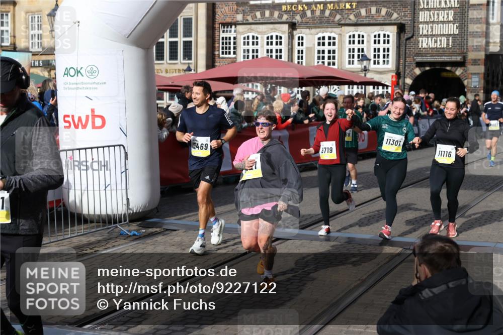 05.10.2025 - 20. swb-Marathon Bremen Yannick Fuchs http://msf.ph/oto/9227122 05.10.2025 10:58:02 Ziel 9221, 9568, 9719, 10219, 10577, 10651, 10703, 10834, 10890, 10975, 11023, 11116, 11301, 11457, 11469, 11564, 11575, 11663, 11744 meine-sportfotos.de