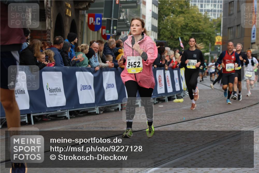 05.10.2025 - 20. swb-Marathon Bremen Strokosch-Dieckow http://msf.ph/oto/9227128 05.10.2025 10:49:45 Ziel 9218, 9369, 9452, 9696, 9761, 9889, 10346, 10726, 10781, 11091, 11692 meine-sportfotos.de