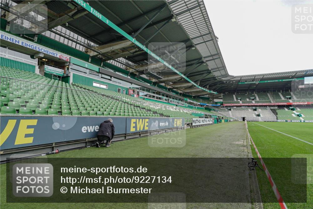 05.10.2025 - 20. swb-Marathon Bremen Michael Burmester http://msf.ph/oto/9227134 05.10.2025 11:49:10 Laufen im Stadion  meine-sportfotos.de
