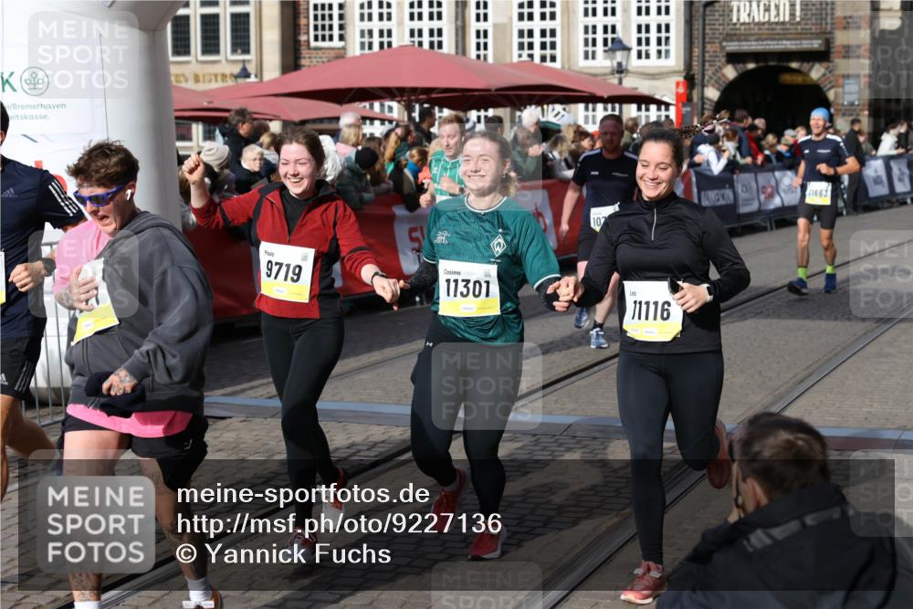 05.10.2025 - 20. swb-Marathon Bremen Yannick Fuchs http://msf.ph/oto/9227136 05.10.2025 10:58:03 Ziel 9221, 9568, 9719, 10219, 10577, 10651, 10703, 10834, 10890, 10975, 11023, 11116, 11301, 11469, 11564, 11575, 11663 meine-sportfotos.de