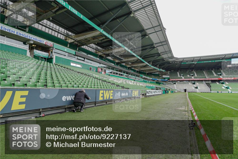 05.10.2025 - 20. swb-Marathon Bremen Michael Burmester http://msf.ph/oto/9227137 05.10.2025 11:49:13 Laufen im Stadion  meine-sportfotos.de