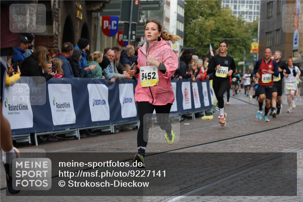 05.10.2025 - 20. swb-Marathon Bremen Strokosch-Dieckow http://msf.ph/oto/9227141 05.10.2025 10:49:45 Ziel 9218, 9369, 9452, 9696, 9761, 9889, 10346, 10726, 10781, 11091, 11692 meine-sportfotos.de