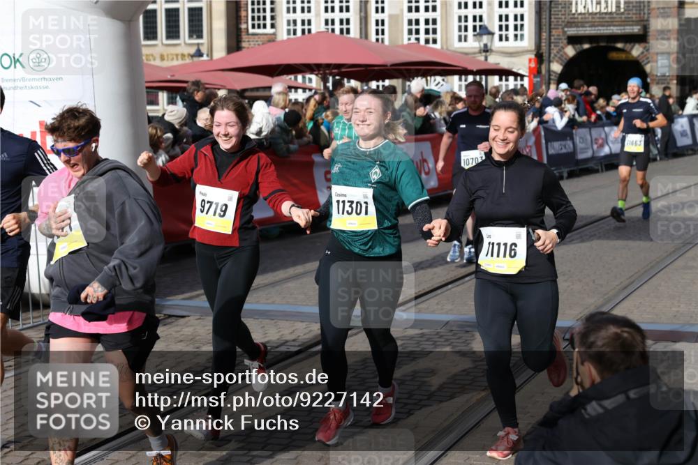 05.10.2025 - 20. swb-Marathon Bremen Yannick Fuchs http://msf.ph/oto/9227142 05.10.2025 10:58:03 Ziel 9221, 9568, 9719, 10219, 10577, 10651, 10703, 10834, 10890, 10975, 11023, 11116, 11301, 11469, 11564, 11575, 11663 meine-sportfotos.de