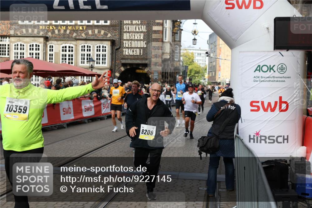 05.10.2025 - 20. swb-Marathon Bremen Yannick Fuchs http://msf.ph/oto/9227145 05.10.2025 11:01:08 Ziel 9208, 9305, 9600, 9954, 10228, 10258, 10359, 11053 meine-sportfotos.de