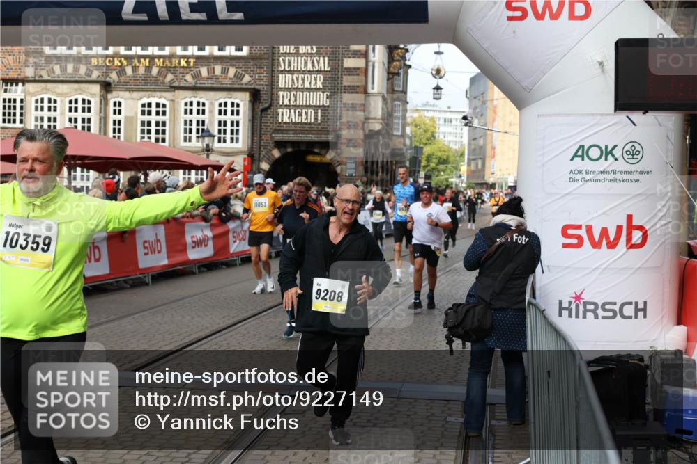 05.10.2025 - 20. swb-Marathon Bremen Yannick Fuchs http://msf.ph/oto/9227149 05.10.2025 11:01:08 Ziel 9208, 9305, 9600, 9954, 10228, 10258, 10359, 11053 meine-sportfotos.de
