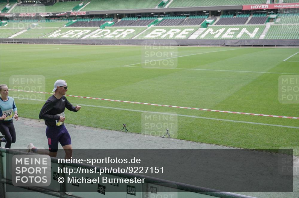 05.10.2025 - 20. swb-Marathon Bremen Michael Burmester http://msf.ph/oto/9227151 05.10.2025 10:20:13 Laufen im Stadion 9319, 9320, 9340, 9694, 9697, 9851, 10410, 10476, 10538, 10718, 11013, 11341, 11443, 10247, 10894, 11130 meine-sportfotos.de