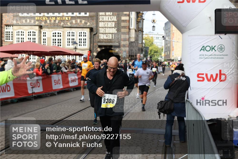 05.10.2025 - 20. swb-Marathon Bremen Yannick Fuchs http://msf.ph/oto/9227155 05.10.2025 11:01:09 Ziel 9208, 9305, 9600, 9954, 10228, 10258, 10359, 10630, 11053 meine-sportfotos.de