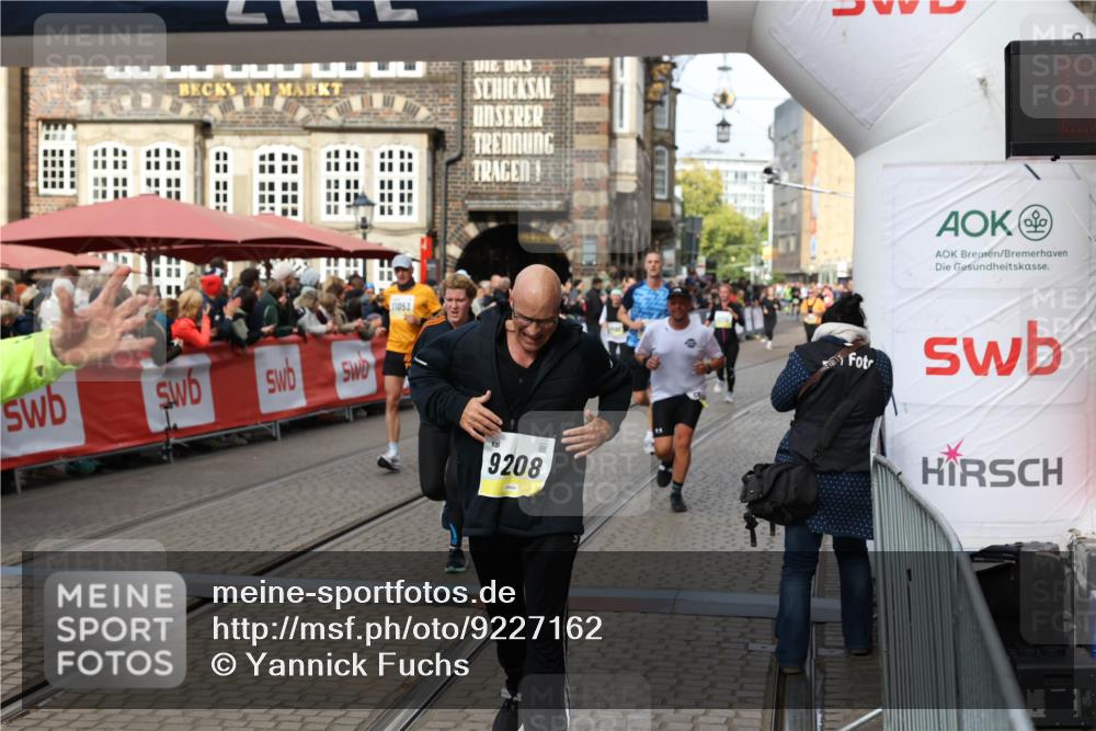 05.10.2025 - 20. swb-Marathon Bremen Yannick Fuchs http://msf.ph/oto/9227162 05.10.2025 11:01:09 Ziel 9208, 9305, 9600, 9954, 10228, 10258, 10359, 10630, 11053 meine-sportfotos.de
