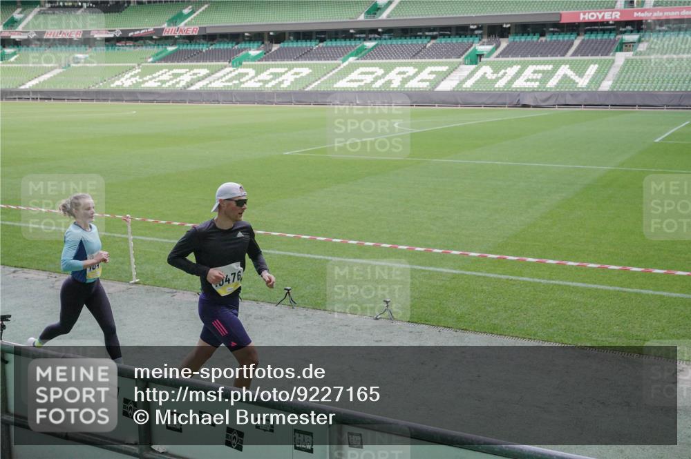 05.10.2025 - 20. swb-Marathon Bremen Michael Burmester http://msf.ph/oto/9227165 05.10.2025 10:20:13 Laufen im Stadion 9319, 9320, 9340, 9694, 9697, 9851, 10410, 10476, 10538, 10718, 11013, 11341, 11443, 10247, 10894, 11130 meine-sportfotos.de