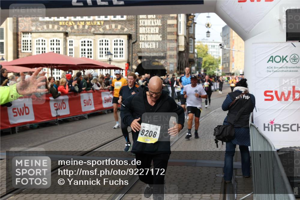 05.10.2025 - 20. swb-Marathon Bremen Yannick Fuchs http://msf.ph/oto/9227172 05.10.2025 11:01:09 Ziel 9208, 9305, 9600, 9954, 10228, 10258, 10359, 10630, 11053 meine-sportfotos.de