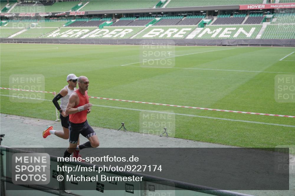 05.10.2025 - 20. swb-Marathon Bremen Michael Burmester http://msf.ph/oto/9227174 05.10.2025 10:20:14 Laufen im Stadion 9319, 9320, 9340, 9694, 9697, 9851, 10410, 10476, 10538, 10718, 11013, 11341, 11443, 9320, 10247, 10894, 11130 meine-sportfotos.de