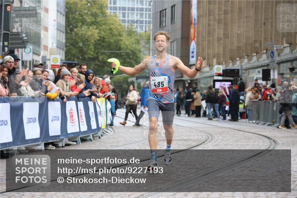 05.10.2025 - 20. swb-Marathon Bremen Strokosch-Dieckow http://msf.ph/oto/9227193 05.10.2025 12:22:06 Ziel 485 meine-sportfotos.de