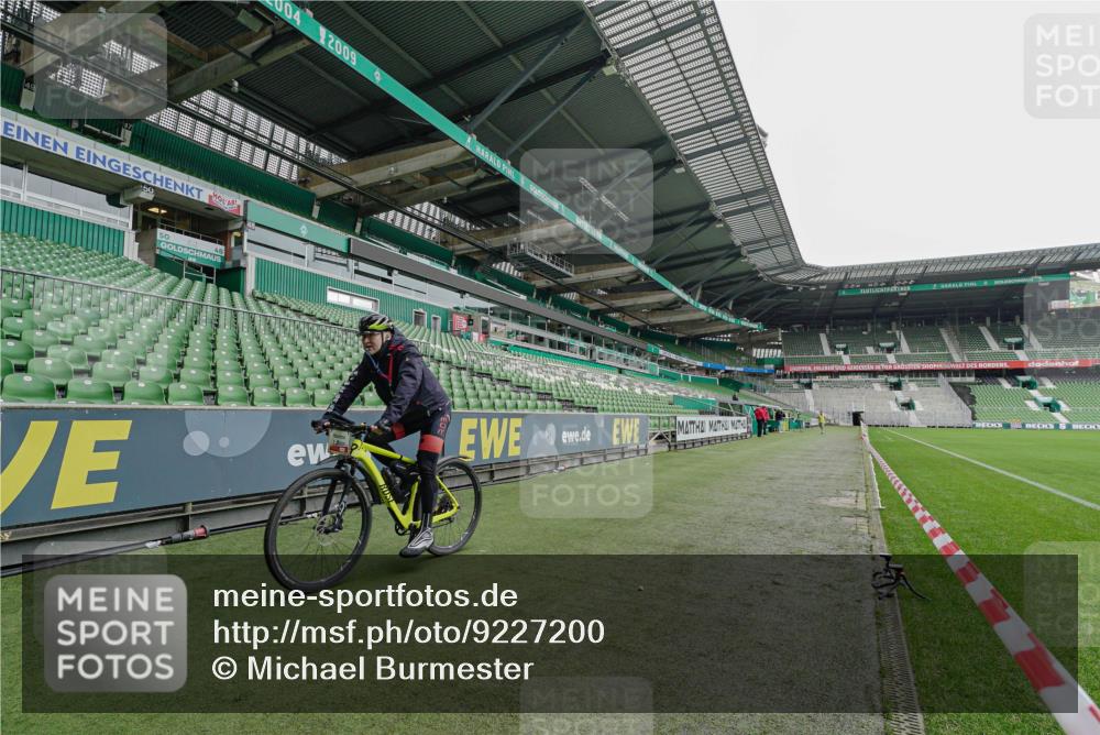 05.10.2025 - 20. swb-Marathon Bremen Michael Burmester http://msf.ph/oto/9227200 05.10.2025 11:50:29 Laufen im Stadion  meine-sportfotos.de
