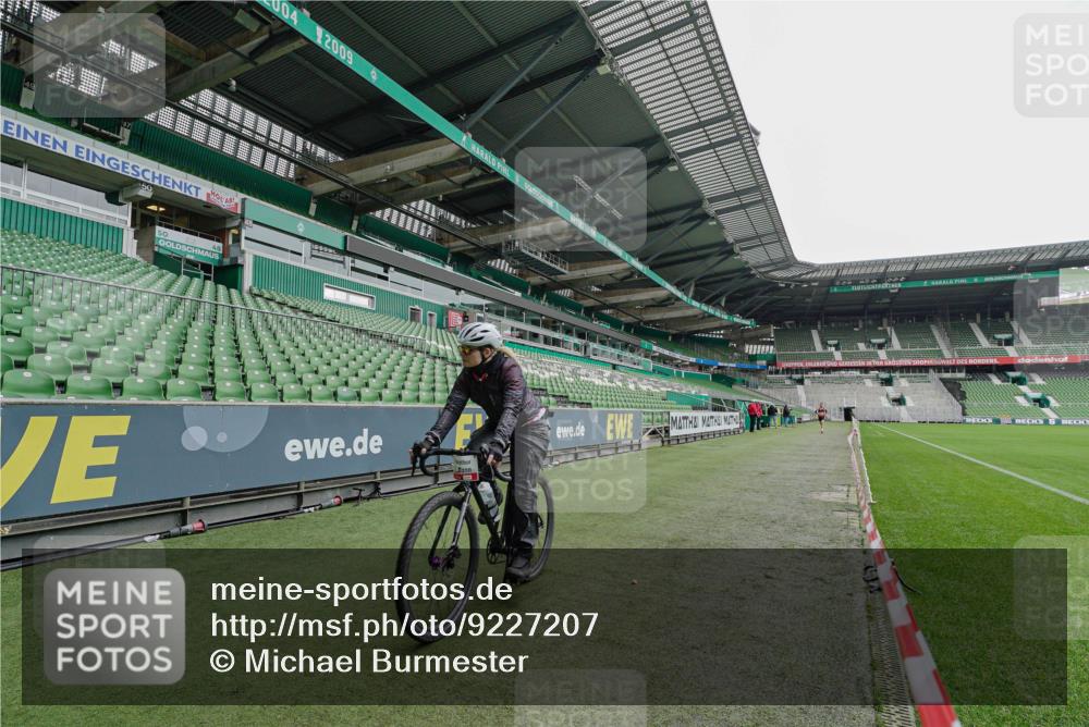 05.10.2025 - 20. swb-Marathon Bremen Michael Burmester http://msf.ph/oto/9227207 05.10.2025 11:51:10 Laufen im Stadion 11703 meine-sportfotos.de