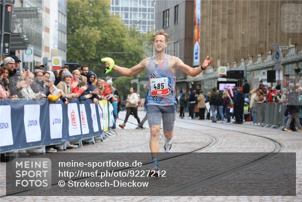 05.10.2025 - 20. swb-Marathon Bremen Strokosch-Dieckow http://msf.ph/oto/9227212 05.10.2025 12:22:06 Ziel 485 meine-sportfotos.de