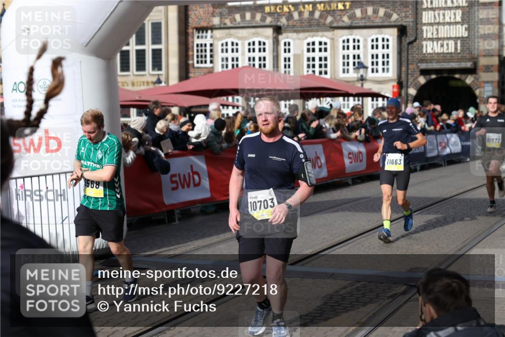 05.10.2025 - 20. swb-Marathon Bremen Yannick Fuchs http://msf.ph/oto/9227218 05.10.2025 10:58:04 Ziel 9221, 9568, 9719, 10219, 10577, 10651, 10703, 10834, 10975, 11023, 11116, 11301, 11469, 11564, 11663 meine-sportfotos.de