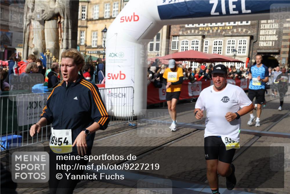 05.10.2025 - 20. swb-Marathon Bremen Yannick Fuchs http://msf.ph/oto/9227219 05.10.2025 11:01:12 Ziel 9208, 9305, 9443, 9600, 9880, 9954, 10228, 10359, 10477, 10630, 11053, 11524, 11719 meine-sportfotos.de