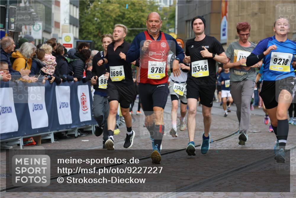 05.10.2025 - 20. swb-Marathon Bremen Strokosch-Dieckow http://msf.ph/oto/9227227 05.10.2025 10:49:48 Ziel 9218, 9369, 9452, 9696, 9761, 9889, 10159, 10346, 10781, 11091, 11749 meine-sportfotos.de