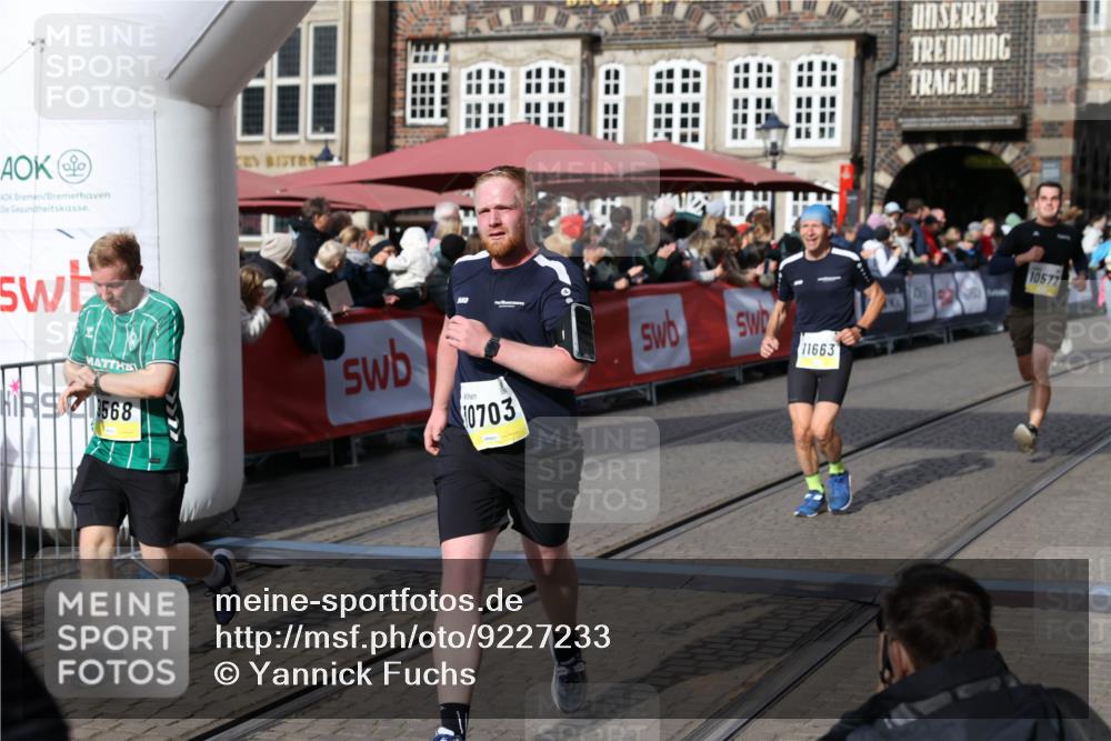 05.10.2025 - 20. swb-Marathon Bremen Yannick Fuchs http://msf.ph/oto/9227233 05.10.2025 10:58:05 Ziel 9221, 9568, 9719, 10577, 10651, 10703, 10793, 10834, 10975, 11023, 11116, 11301, 11469, 11663 meine-sportfotos.de