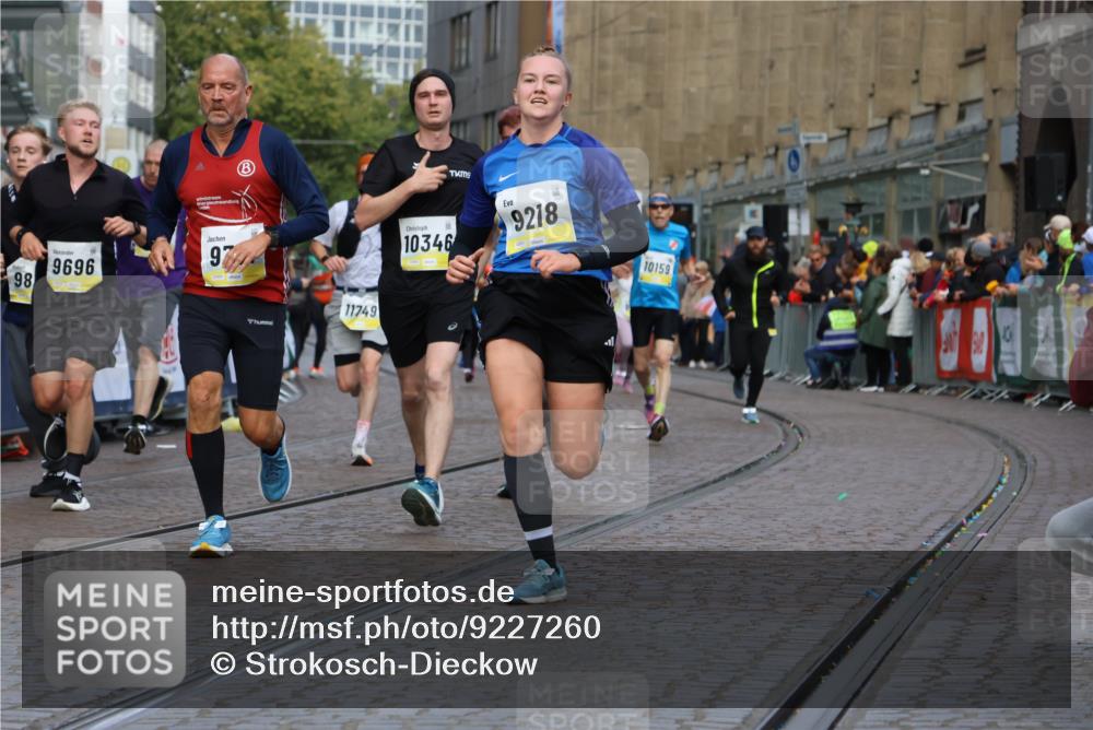 05.10.2025 - 20. swb-Marathon Bremen Strokosch-Dieckow http://msf.ph/oto/9227260 05.10.2025 10:49:49 Ziel 9218, 9369, 9696, 9761, 9889, 10159, 10346, 10781, 11091, 11642, 11749 meine-sportfotos.de