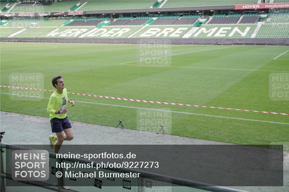 05.10.2025 - 20. swb-Marathon Bremen Michael Burmester http://msf.ph/oto/9227273 05.10.2025 10:21:04 Laufen im Stadion 9336, 9340, 9429, 9480, 9527, 9596, 9694, 9697, 9829, 9833, 10372, 10410, 10476, 10538, 11013, 11185, 11188, 11341, 11443, 11687, 10410, 10476 meine-sportfotos.de