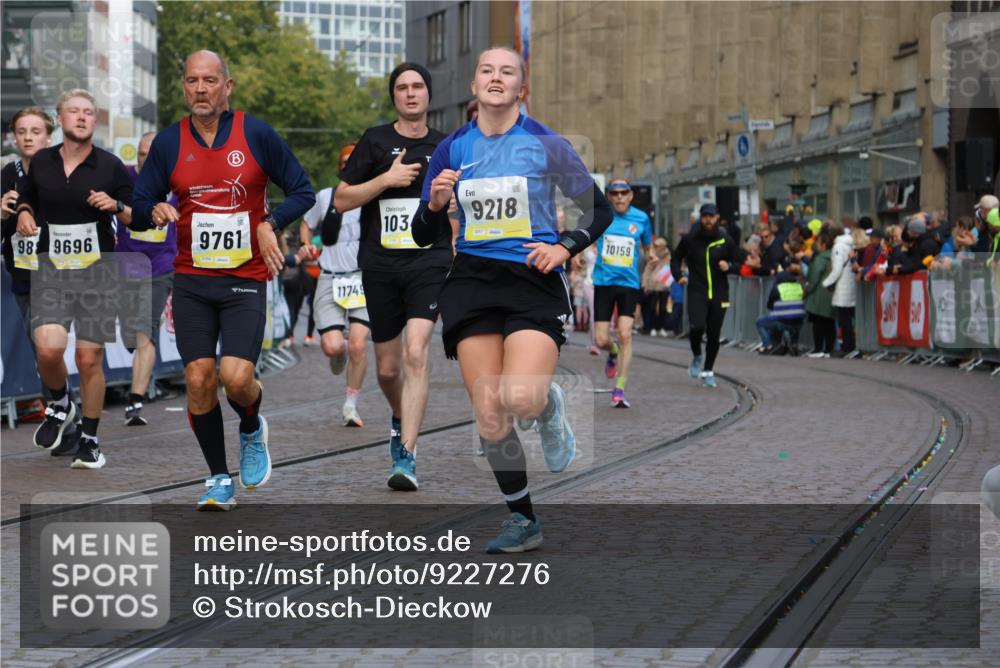 05.10.2025 - 20. swb-Marathon Bremen Strokosch-Dieckow http://msf.ph/oto/9227276 05.10.2025 10:49:49 Ziel 9218, 9369, 9696, 9761, 9889, 10159, 10346, 10781, 11091, 11642, 11749 meine-sportfotos.de