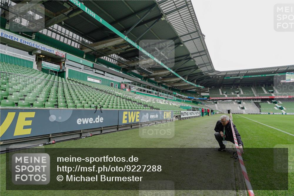 05.10.2025 - 20. swb-Marathon Bremen Michael Burmester http://msf.ph/oto/9227288 05.10.2025 11:52:17 Laufen im Stadion 1040 meine-sportfotos.de