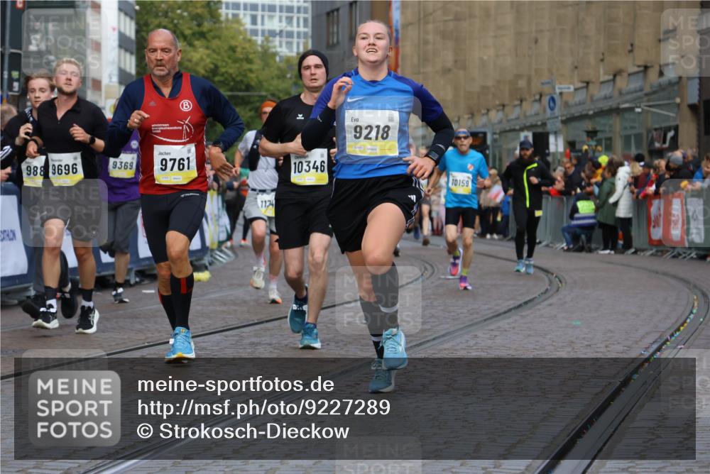 05.10.2025 - 20. swb-Marathon Bremen Strokosch-Dieckow http://msf.ph/oto/9227289 05.10.2025 10:49:49 Ziel 9218, 9369, 9696, 9761, 9889, 10159, 10346, 10781, 11091, 11642, 11749 meine-sportfotos.de