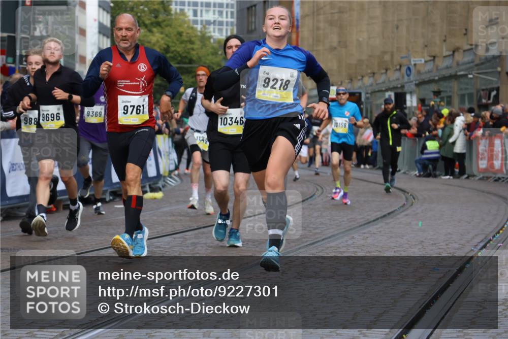 05.10.2025 - 20. swb-Marathon Bremen Strokosch-Dieckow http://msf.ph/oto/9227301 05.10.2025 10:49:49 Ziel 9218, 9369, 9696, 9761, 9889, 10159, 10346, 10781, 11091, 11642, 11749 meine-sportfotos.de