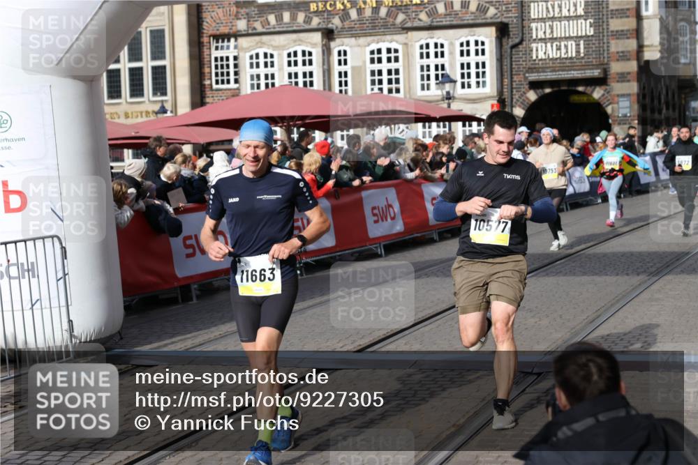 05.10.2025 - 20. swb-Marathon Bremen Yannick Fuchs http://msf.ph/oto/9227305 05.10.2025 10:58:06 Ziel 9221, 9568, 9719, 9872, 10577, 10651, 10703, 10793, 10975, 11023, 11116, 11301, 11469, 11601, 11663 meine-sportfotos.de