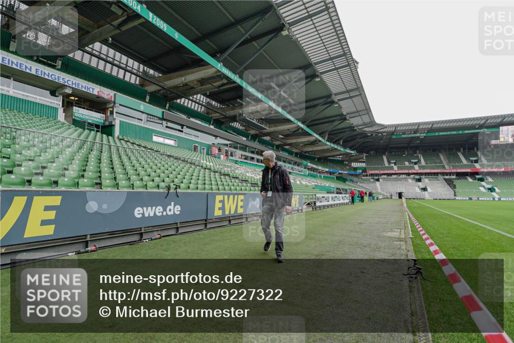 05.10.2025 - 20. swb-Marathon Bremen Michael Burmester http://msf.ph/oto/9227322 05.10.2025 11:52:35 Laufen im Stadion  meine-sportfotos.de