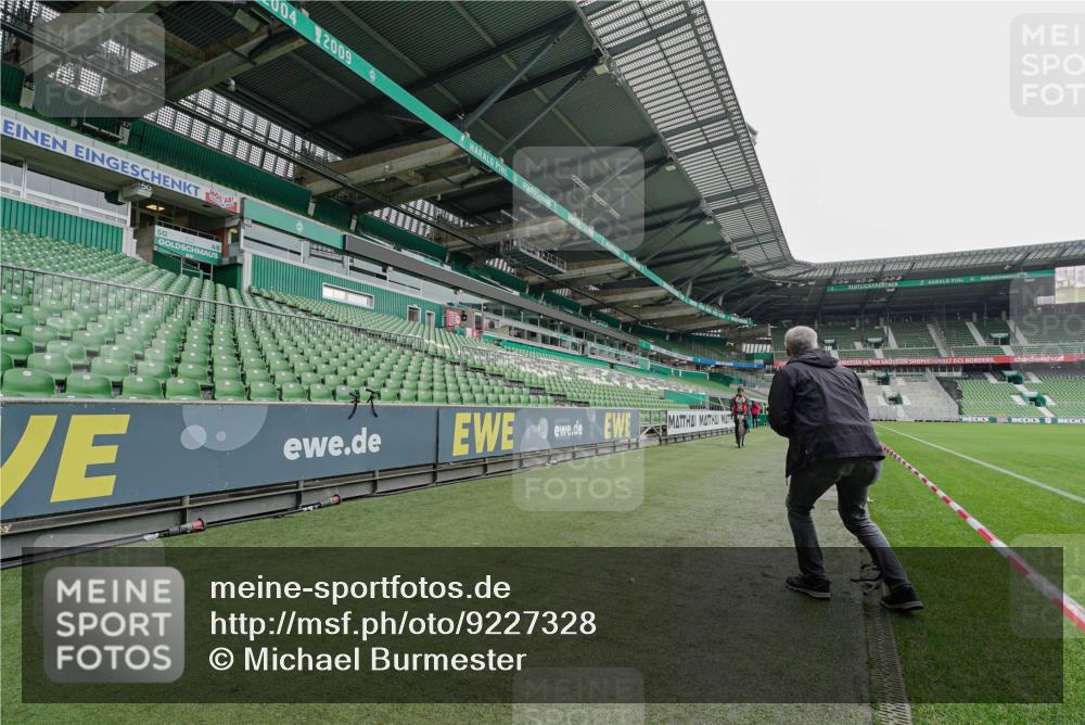 05.10.2025 - 20. swb-Marathon Bremen Michael Burmester http://msf.ph/oto/9227328 05.10.2025 11:52:52 Laufen im Stadion  meine-sportfotos.de