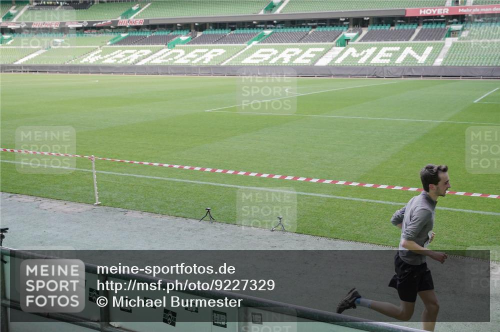 05.10.2025 - 20. swb-Marathon Bremen Michael Burmester http://msf.ph/oto/9227329 05.10.2025 10:21:36 Laufen im Stadion 9429, 9480, 9527, 9565, 9586, 9829, 9833, 10347, 10425, 10501, 10704, 10775, 11021, 11176, 11213, 11465, 11687, 9336, 9596, 10372, 11185, 11188 meine-sportfotos.de