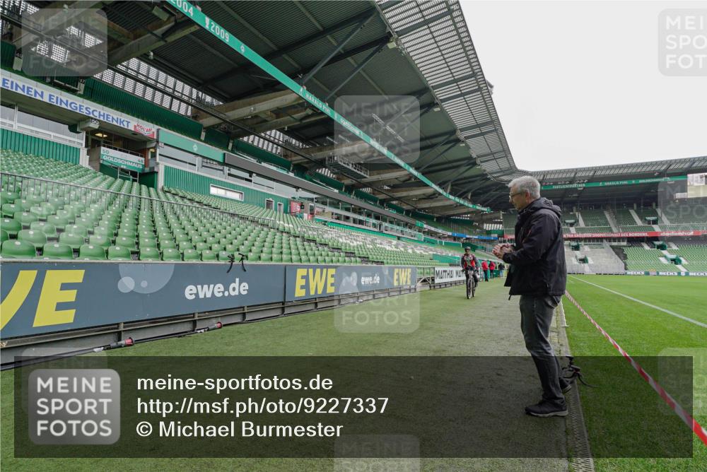 05.10.2025 - 20. swb-Marathon Bremen Michael Burmester http://msf.ph/oto/9227337 05.10.2025 11:52:53 Laufen im Stadion  meine-sportfotos.de