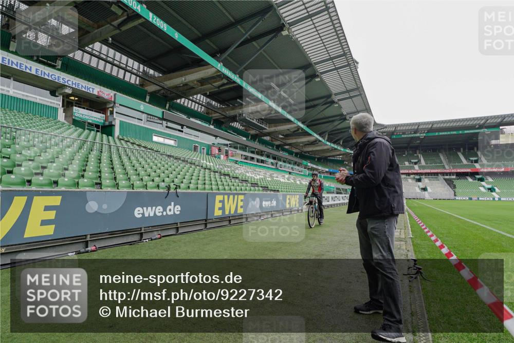 05.10.2025 - 20. swb-Marathon Bremen Michael Burmester http://msf.ph/oto/9227342 05.10.2025 11:52:54 Laufen im Stadion  meine-sportfotos.de
