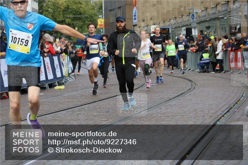 05.10.2025 - 20. swb-Marathon Bremen Strokosch-Dieckow http://msf.ph/oto/9227346 05.10.2025 10:49:54 Ziel 9369, 9676, 9693, 9696, 9761, 9803, 9889, 10159, 10346, 10543, 10868, 10946, 11091, 11642, 11749 meine-sportfotos.de