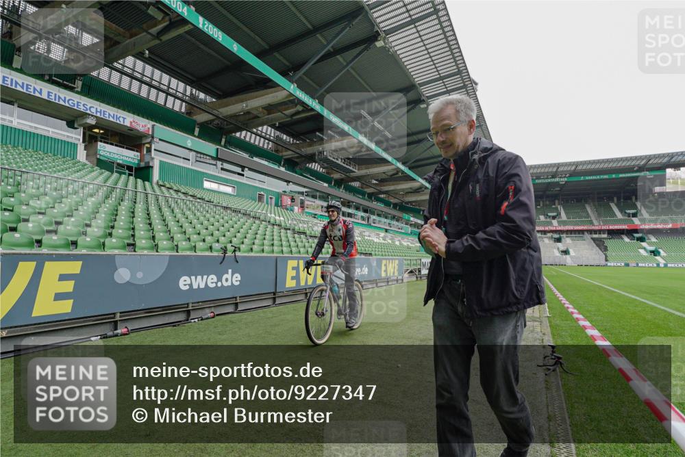 05.10.2025 - 20. swb-Marathon Bremen Michael Burmester http://msf.ph/oto/9227347 05.10.2025 11:52:55 Laufen im Stadion  meine-sportfotos.de