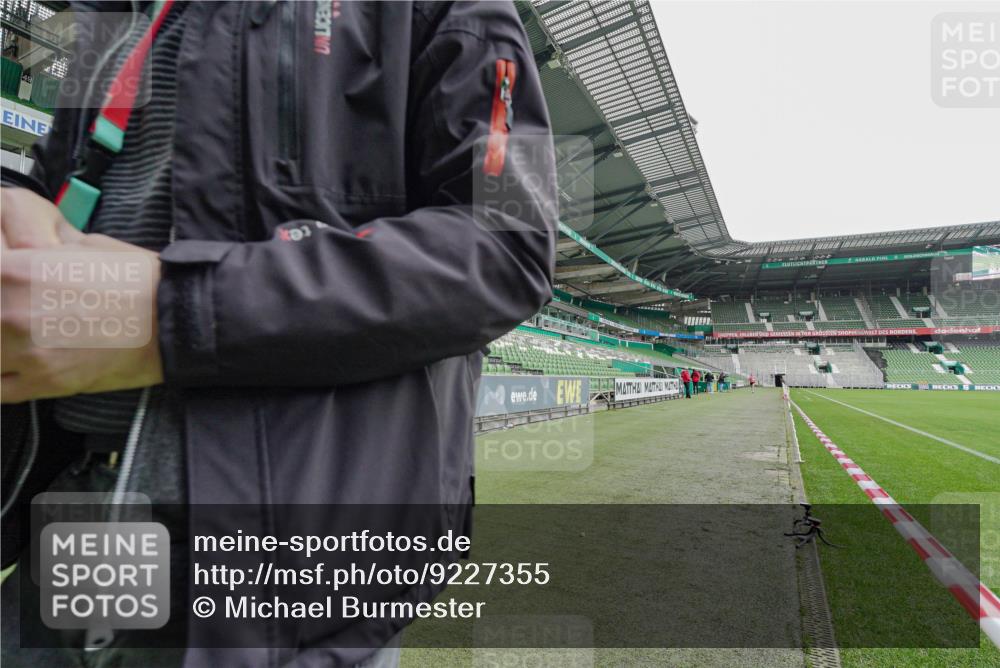05.10.2025 - 20. swb-Marathon Bremen Michael Burmester http://msf.ph/oto/9227355 05.10.2025 11:52:56 Laufen im Stadion  meine-sportfotos.de