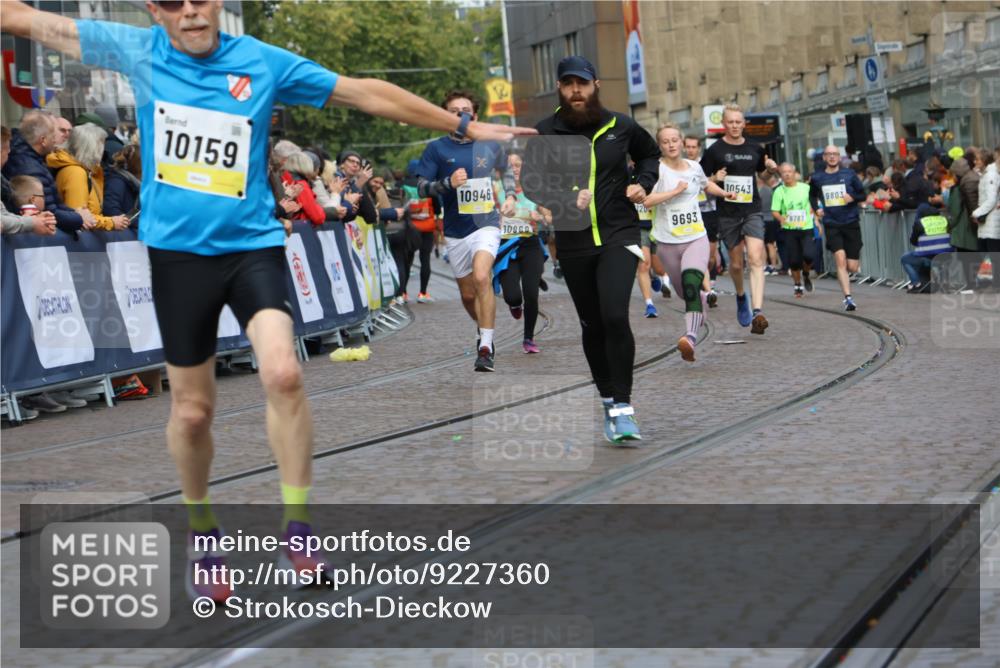05.10.2025 - 20. swb-Marathon Bremen Strokosch-Dieckow http://msf.ph/oto/9227360 05.10.2025 10:49:55 Ziel 9369, 9676, 9693, 9696, 9803, 10159, 10543, 10868, 10946, 11091, 11642, 11749 meine-sportfotos.de