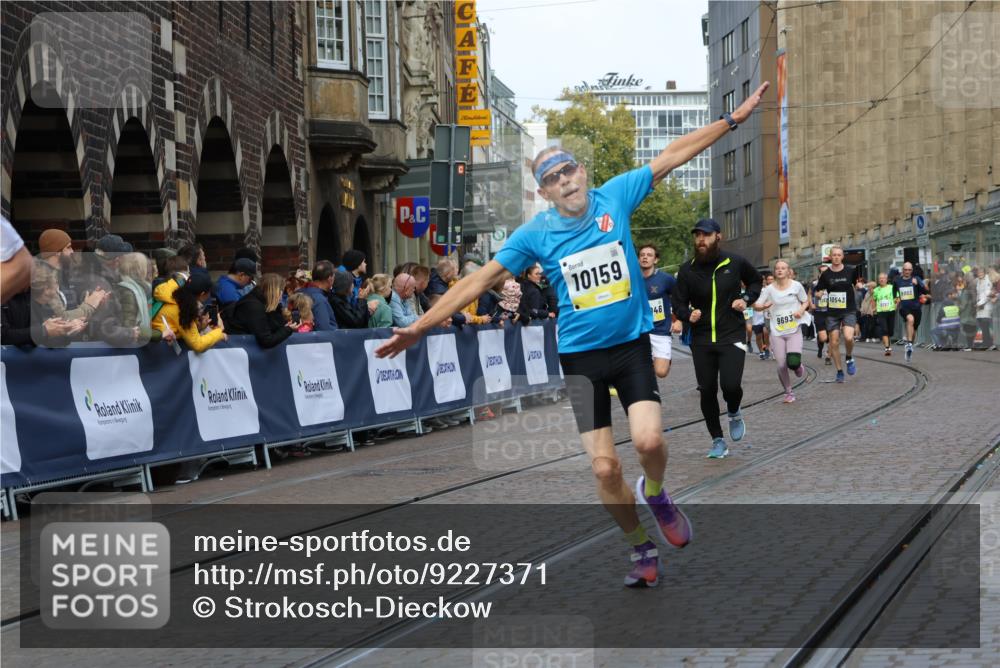 05.10.2025 - 20. swb-Marathon Bremen Strokosch-Dieckow http://msf.ph/oto/9227371 05.10.2025 10:49:55 Ziel 9369, 9676, 9693, 9696, 9803, 10159, 10543, 10868, 10946, 11091, 11642, 11749 meine-sportfotos.de