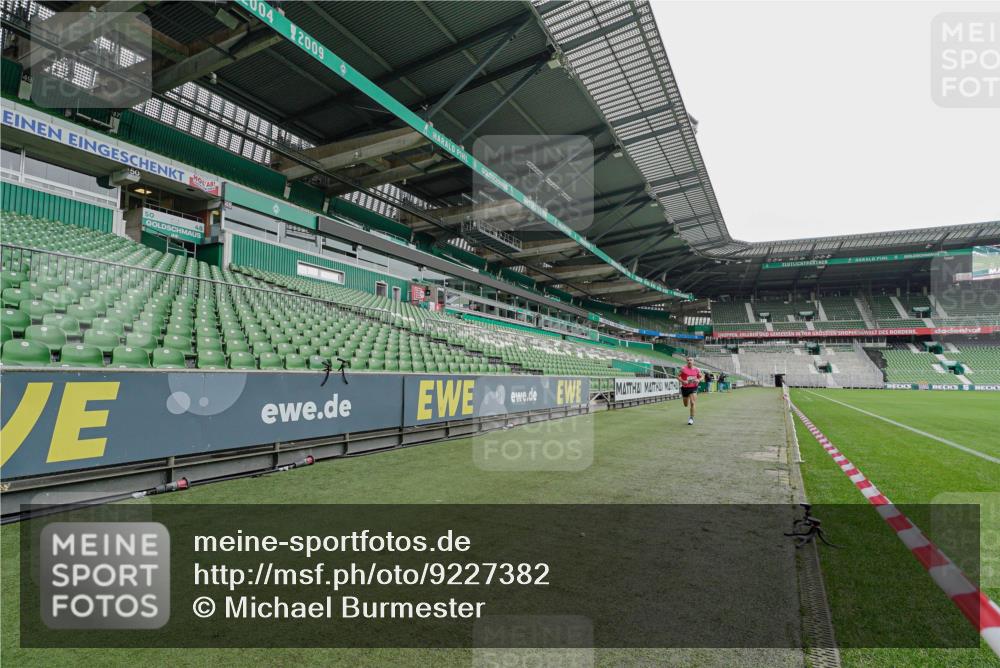 05.10.2025 - 20. swb-Marathon Bremen Michael Burmester http://msf.ph/oto/9227382 05.10.2025 11:53:05 Laufen im Stadion 408 meine-sportfotos.de