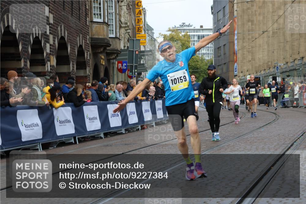 05.10.2025 - 20. swb-Marathon Bremen Strokosch-Dieckow http://msf.ph/oto/9227384 05.10.2025 10:49:55 Ziel 9369, 9676, 9693, 9696, 9803, 10159, 10543, 10868, 10946, 11091, 11642, 11749 meine-sportfotos.de
