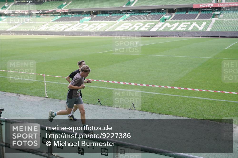 05.10.2025 - 20. swb-Marathon Bremen Michael Burmester http://msf.ph/oto/9227386 05.10.2025 10:22:41 Laufen im Stadion 7111, 9239, 9341, 9504, 9755, 9863, 10052, 10171, 10175, 10176, 10352, 10358, 10409, 10517, 10525, 10847, 10862, 10908, 10967, 11132, 11328, 11335, 11343, 11349, 11430, 11594, 9586, 9809, 10775, 11021 meine-sportfotos.de