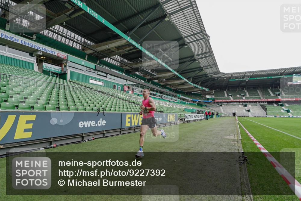 05.10.2025 - 20. swb-Marathon Bremen Michael Burmester http://msf.ph/oto/9227392 05.10.2025 11:53:08 Laufen im Stadion 408 meine-sportfotos.de