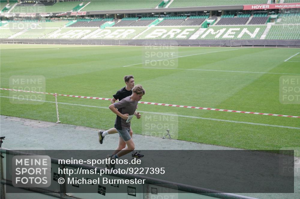 05.10.2025 - 20. swb-Marathon Bremen Michael Burmester http://msf.ph/oto/9227395 05.10.2025 10:22:41 Laufen im Stadion 7111, 9239, 9341, 9504, 9755, 9863, 10052, 10171, 10175, 10176, 10352, 10358, 10409, 10517, 10525, 10847, 10862, 10908, 10967, 11132, 11328, 11335, 11343, 11349, 11430, 11594, 9586, 9809, 10775, 11021 meine-sportfotos.de