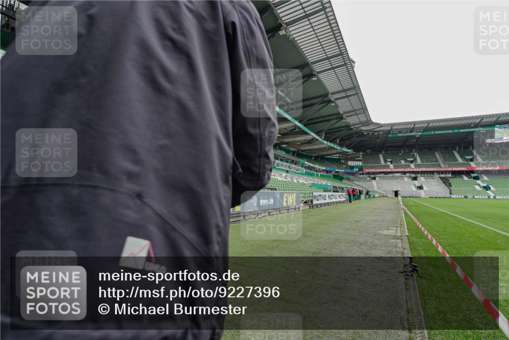 05.10.2025 - 20. swb-Marathon Bremen Michael Burmester http://msf.ph/oto/9227396 05.10.2025 11:53:09 Laufen im Stadion 408 meine-sportfotos.de