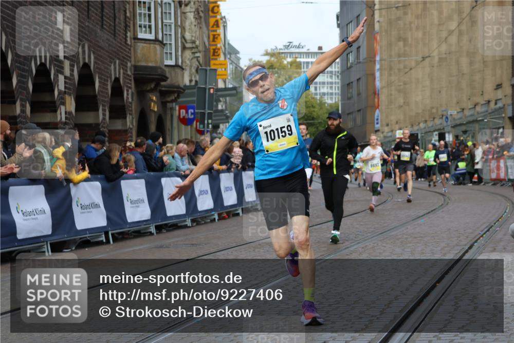 05.10.2025 - 20. swb-Marathon Bremen Strokosch-Dieckow http://msf.ph/oto/9227406 05.10.2025 10:49:55 Ziel 9369, 9676, 9693, 9696, 9803, 10159, 10543, 10868, 10946, 11091, 11642, 11749 meine-sportfotos.de